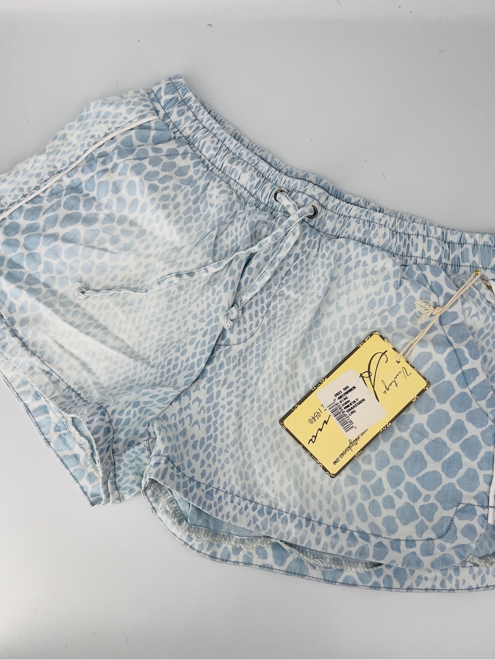 Vintage Havana women’s snakeskin blue and white shorts size large